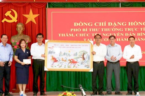 Phó Bí thư Thường trực Tỉnh ủy Lâm Đồng Đặng Hồng Sỹ thăm, chúc Tết cán bộ và Nhân dân Hàm Thắng