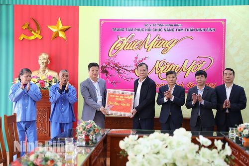 Đồng chí Phó Bí thư Tỉnh ủy, Chủ tịch HĐND tỉnh Lê Quốc Chỉnh thăm, chúc Tết Trung tâm Phục hồi chức năng tâm thần tỉnh và gia đình người có công