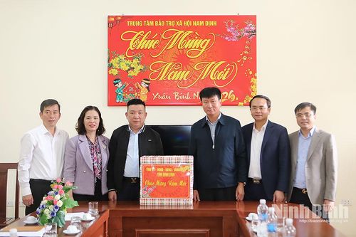 Đồng chí Chủ tịch UBND tỉnh Trần Huy Tuấn thăm, chúc Tết Trung tâm Bảo trợ xã hội Nam Định và các gia đình người có công
