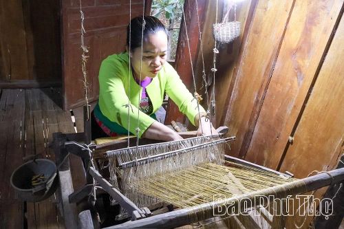 Về Mường Be mùa thêu gấm, dệt hoa