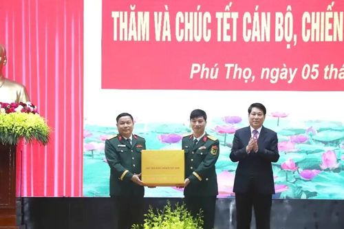 Chủ tịch nước Lương Cường thăm, chúc Tết cán bộ, chiến sĩ Sư đoàn 316