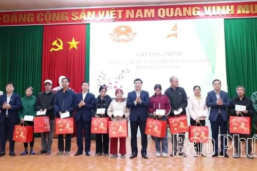 Tặng 115 suất quà cho hộ nghèo xã Thu Cúc