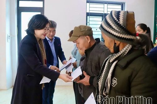 Báo và phát thanh, truyền hình Phú Thọ trao 380 suất quà Tết tặng người dân xã Trung Sơn