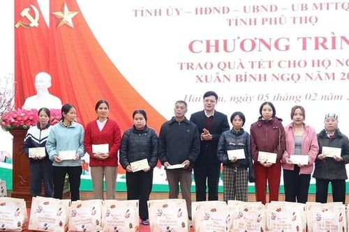 Trao quà Tết tặng hộ nghèo tại xã Hải Lựu