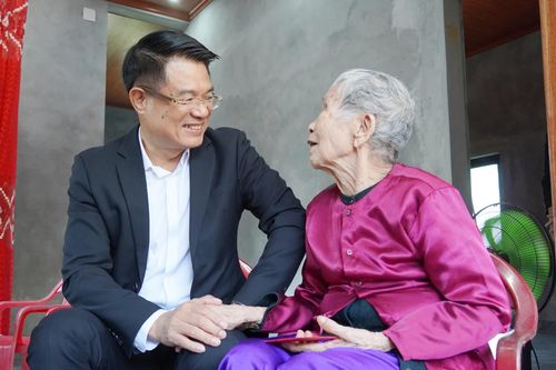 Viện trưởng Viện Kiểm sát nhân dân tối cao trao 1.000 suất quà Tết cho người có công và các hộ gia đình khó khăn
