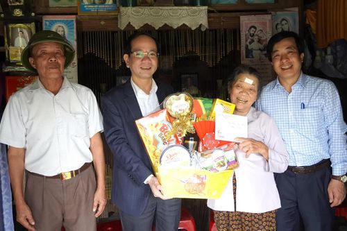 Đồng chí Bí thư Đảng ủy phường Đồng Hới Phan Mạnh Hùng thăm, chúc Tết các đơn vị, cá nhân