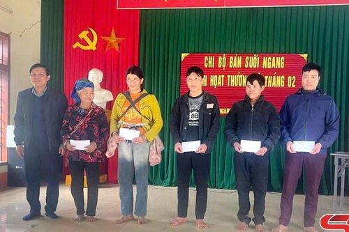 Lãnh đạo Đảng ủy các cơ quan Đảng tỉnh dự sinh hoạt Chi bộ bản Suối Ngang, xã Chiềng Sại