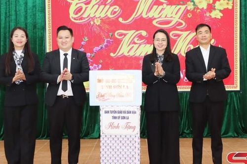 Đồng chí Trưởng ban Tuyên giáo và Dân vận Tỉnh ủy nắm tình hình và tặng quà Tết xã Chiềng Sung và Tà Hộc