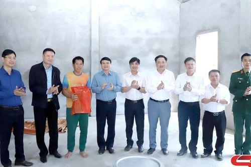 Đồng chí Phó Chủ tịch UBND tỉnh kiểm tra công tác xóa nhà tạm tại xã Chiềng Mai