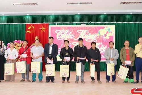 Đồng chí Trưởng ban Tuyên giáo và Dân vận Tỉnh ủy nắm tình hình và tặng quà Tết xã Phiêng Pằn, Tạ Khoa