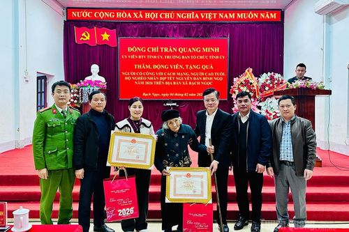 Đồng chí Trưởng ban Tổ chức Tỉnh ủy Trần Quang Minh trao quà Tết tại xã Bạch Ngọc