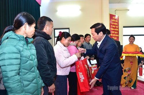 Đoàn công tác Bộ Nội vụ về nguồn, tặng quà Tết gia đình chính sách tại xã Tân Trào