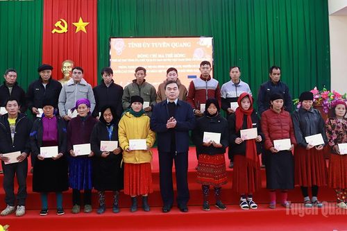 Phó Bí thư Tỉnh ủy, Chủ tịch Ủy ban MTTQ tỉnh Ma Thế Hồng thăm, tặng quà Tết tại xã Sà Phìn