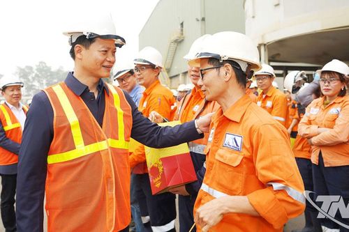 Chủ tịch UBND tỉnh tặng quà Tết, động viên người lao động Công ty Masan High-Tech Materials
