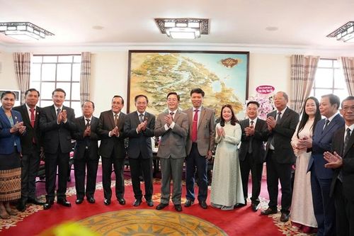 Bí thư Thành ủy Nguyễn Đình Trung chủ trì tiếp đoàn đại biểu tỉnh Salavan sang thăm, chúc Tết