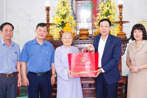 Lãnh đạo thành phố tặng quà Tết cho các cơ sở trợ giúp xã hội