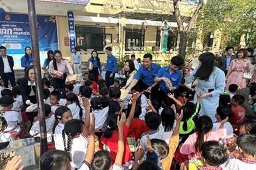 Xuân tình nguyện lan tỏa yêu thương đến học sinh vùng cao