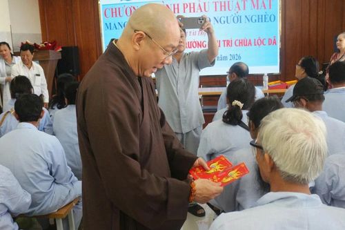 Các tự viện trên địa bàn TP.HCM tặng quà Tết đến người dân có hoàn cảnh khó khăn