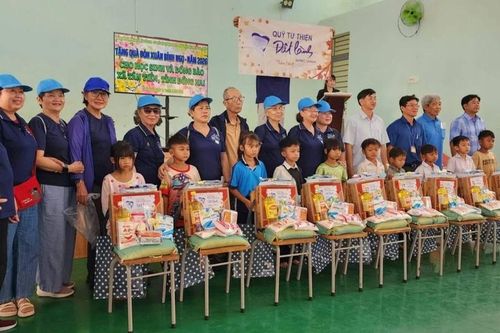 Ban Từ thiện thiền viện Vạn Hạnh trao quà Tết cho học sinh và hộ nghèo tại tỉnh Đồng Nai