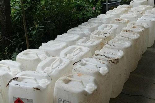 Hơn 60.000 lít giấm trộn với axit tuồn ra thị trường.