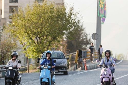 Iran chính thức cho phép phụ nữ được cấp bằng xe máy