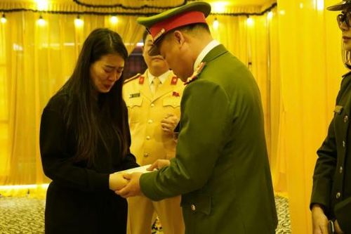 Thăm hỏi, động viên gia đình cán bộ CSGT hy sinh trong khi làm nhiệm vụ