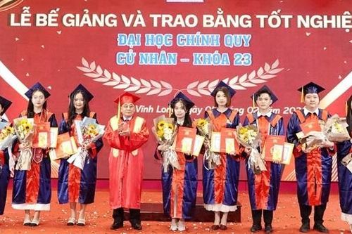 Trường Đại học Cửu Long trao bằng tốt nghiệp cho 387 cử nhân khóa 23