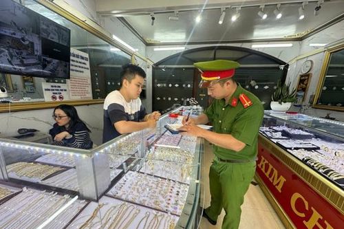 Lâm Đồng tăng cường phòng ngừa cướp giật tại ngân hàng, tiệm vàng