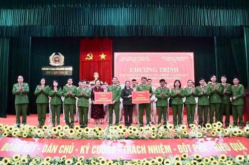 Giao lưu văn nghệ, trao tặng sách xây dựng 'Tủ sách hướng thiện'