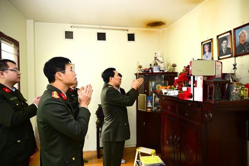 Thứ trưởng Lê Văn Tuyến thăm hỏi, chúc Tết gia đình các đồng chí cố lãnh đạo Bộ Công an