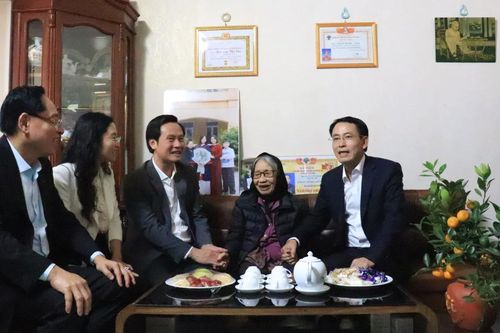 Lãnh đạo Thành phố thăm, tặng quà các gia đình chính sách