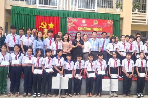 Hội Khuyến học tỉnh Lâm Đồng phối hợp trao tặng 250 suất học bổng tại 21 xã, phương