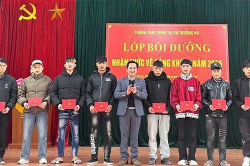 Bồi dưỡng nhận thức về Đảng cho 40 học viên