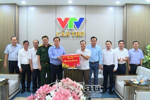 Phó Bí thư Thường trực Tỉnh ủy Huỳnh Quốc Việt chúc Tết các đơn vị tại Cần Thơ