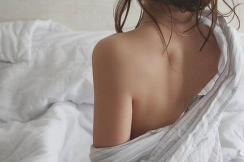 Gần nửa đêm, chồng cũ bấm chuông cửa và lặng lẽ bước vào nhà, sáng hôm sau tôi ân hận ê chề