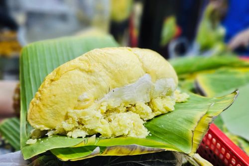 Vợ chồng trẻ bán món xôi lạ, khách chen chân bốc số chờ mua