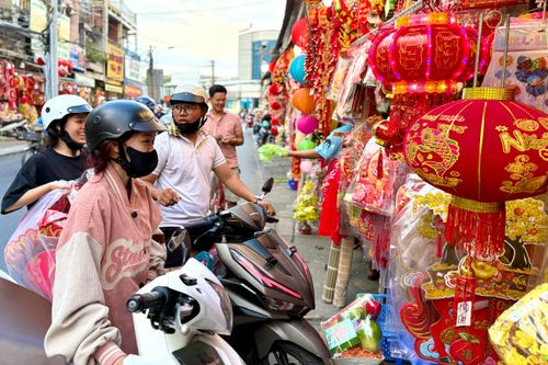 Từ thấp thỏm ế ẩm, tiểu thương bán đồ trang trí Tết nay làm không kịp nghỉ