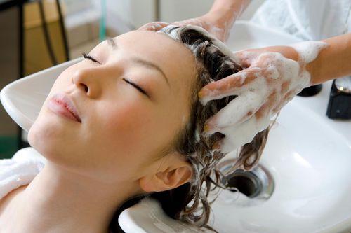 Vì sao dịch vụ gội đầu Việt Nam gây sốt mạng Trung Quốc, thành đặc sản du lịch?