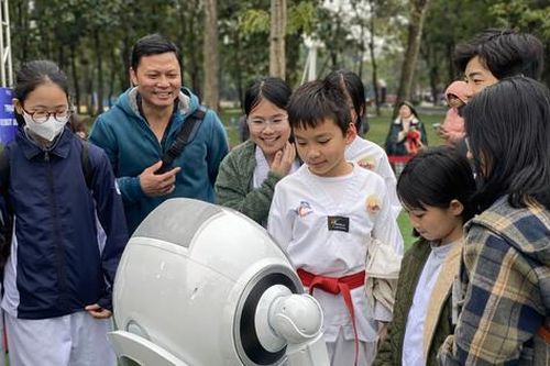 Hàng nghìn trẻ hào hứng trải nghiệm công nghệ tại Công viên Thống Nhất