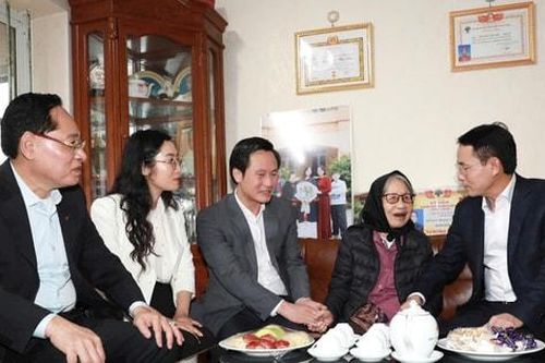 Phó Bí thư Thành ủy Nguyễn Trọng Đông thăm, tặng quà gia đình chính sách xã Phúc Thịnh