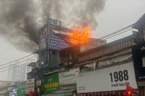 Cháy biển quảng cáo tại tầng 3 nhà dân trên phố Trần Cung