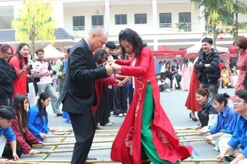 Lan tỏa hương Xuân Việt trong không gian học đường hội nhập