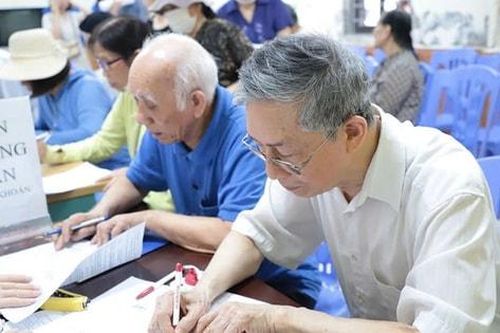 BHXH Hà Nội hoàn thành chi trả lương hưu gộp 2 tháng và quà Tết cho người dân