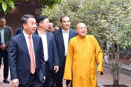 Trưởng ban Nội chính Thành ủy Trần Đình Cảnh thăm, chúc Tết tại chùa Liên Phái và đơn vị công an