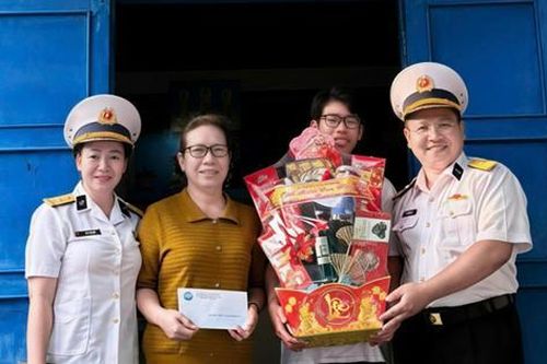 Vùng 2 Hải quân tặng quà Tết cho con ngư dân đơn vị nhận đỡ đầu