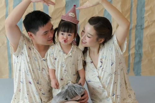 Con gái Đỗ Mỹ Linh có biểu cảm đáng yêu trong sinh nhật giản dị của bố - Chủ tịch CLB Bóng đá Hà Nội