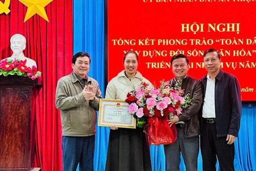 Khen thưởng nữ điều dưỡng kịp thời giành lại sự sống cho bé trai đuối nước