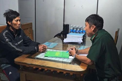 Bộ đội Biên phòng TPHCM bắt đối tượng truy nã đang làm việc trên tàu cá