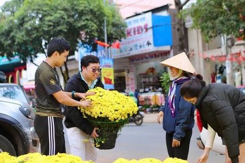 Hoa Tết 'xuống phố', Đắk Lắk ngập tràn sắc xuân
