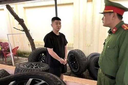 Công an tìm chủ xe bị mất trộm bánh ô tô